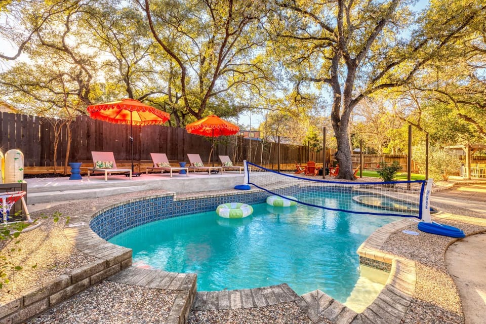 Ultimate Getaway Pool Game Room Sleeps 12 House in San Antonio