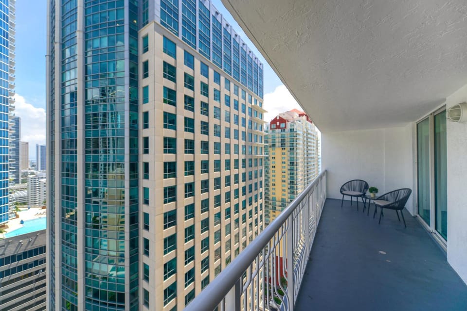 View (from property/room), Balcony/Terrace, Seating area, City view