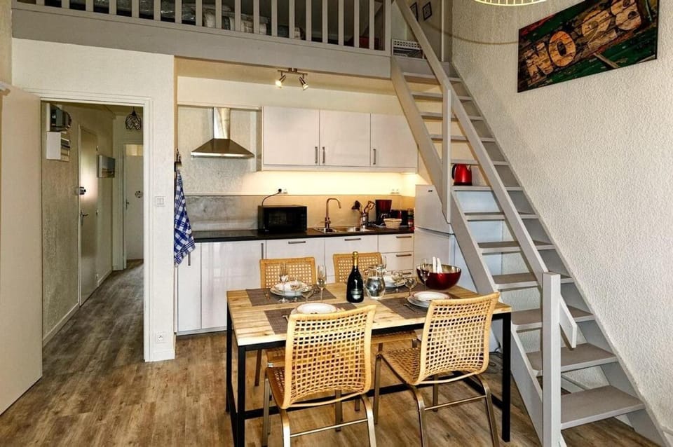 Kitchen or kitchenette, Dining area, stove