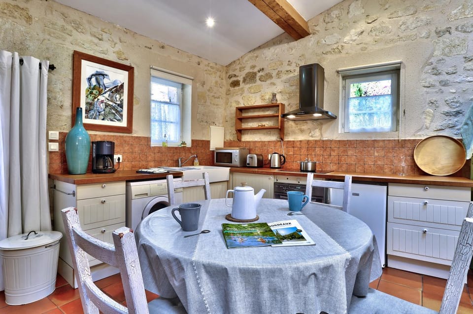 Kitchen or kitchenette, Dining area, stove, toaster