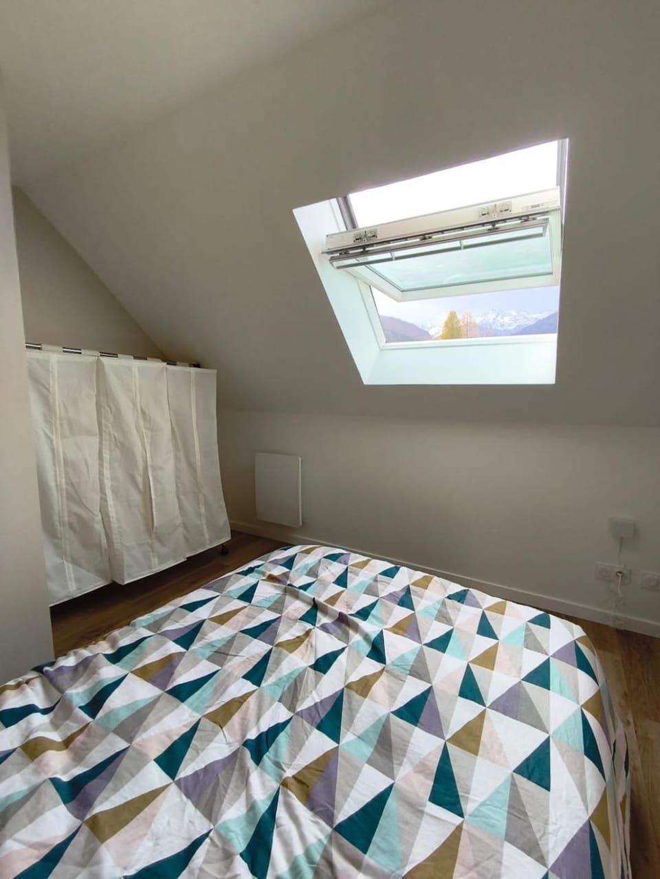 Bedroom, Mountain view