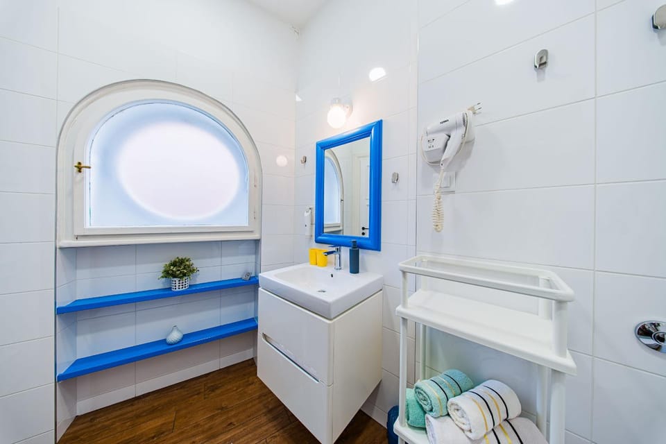 Bathroom, hair dryier, towels