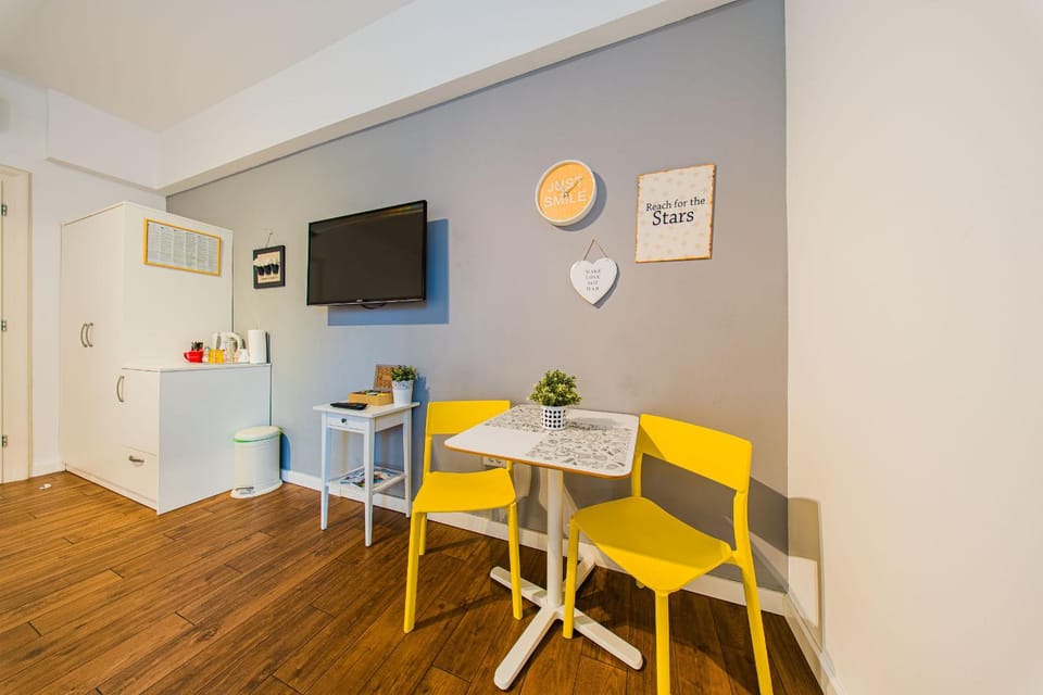 TV and multimedia, Seating area, wardrobe