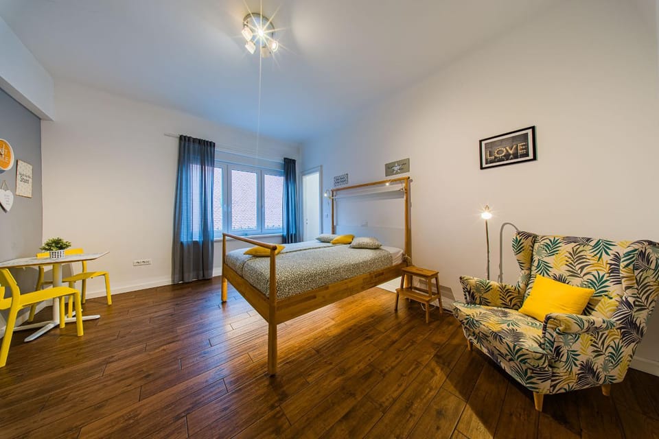 Bed, Seating area, Bedroom