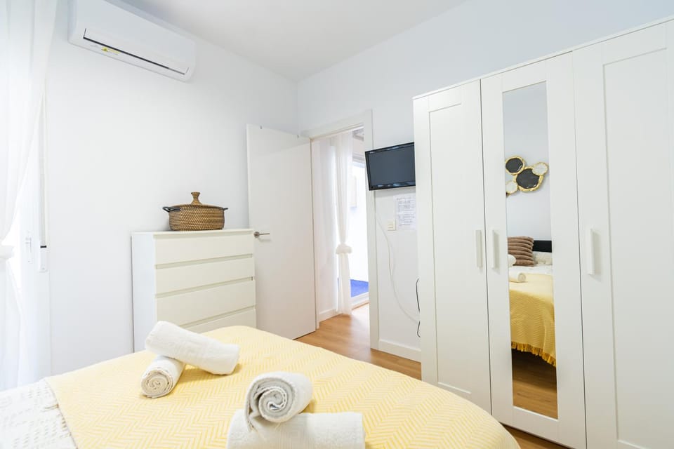 Bed, TV and multimedia, Photo of the whole room, Bedroom, towels, wardrobe, air conditioner