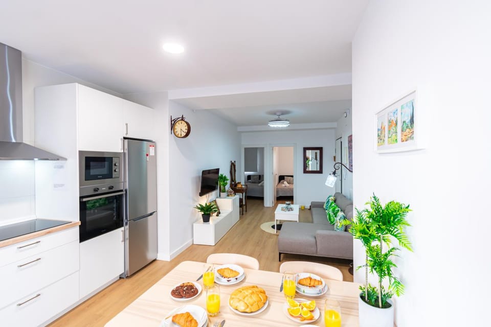 TV and multimedia, Kitchen or kitchenette, Living room, Dining area, oven, stove