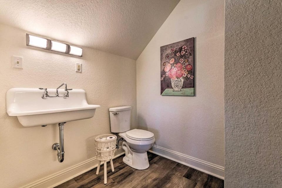 The Darcy Victorian - Historic, Near Downtown House in Hot Springs