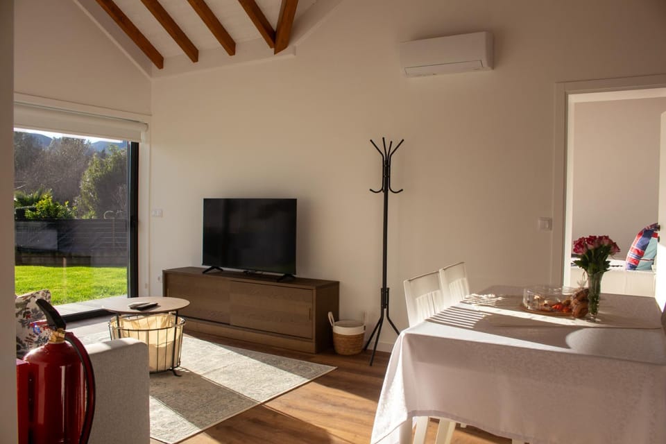 Communal lounge/ TV room, TV and multimedia, Living room, Dining area