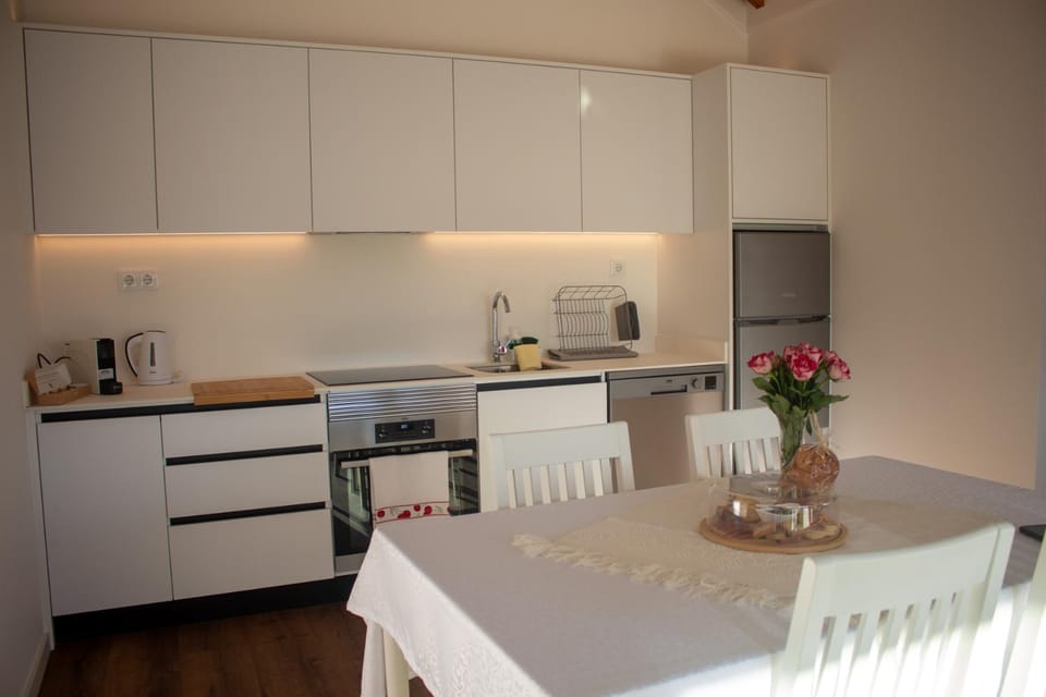 Coffee/tea facilities, Kitchen or kitchenette, oven, stove, toaster