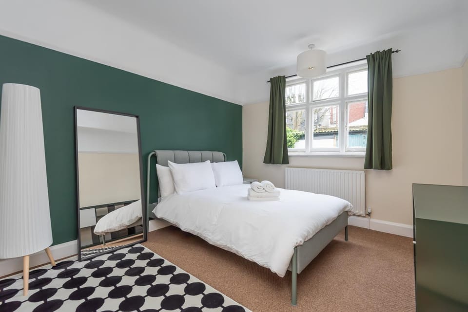 Spacious 2BDR with Dedicated Work Area Apartment in London