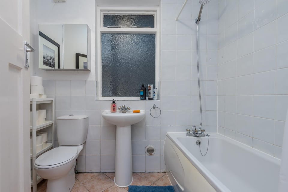 Spacious 2BDR with Dedicated Work Area Apartment in London