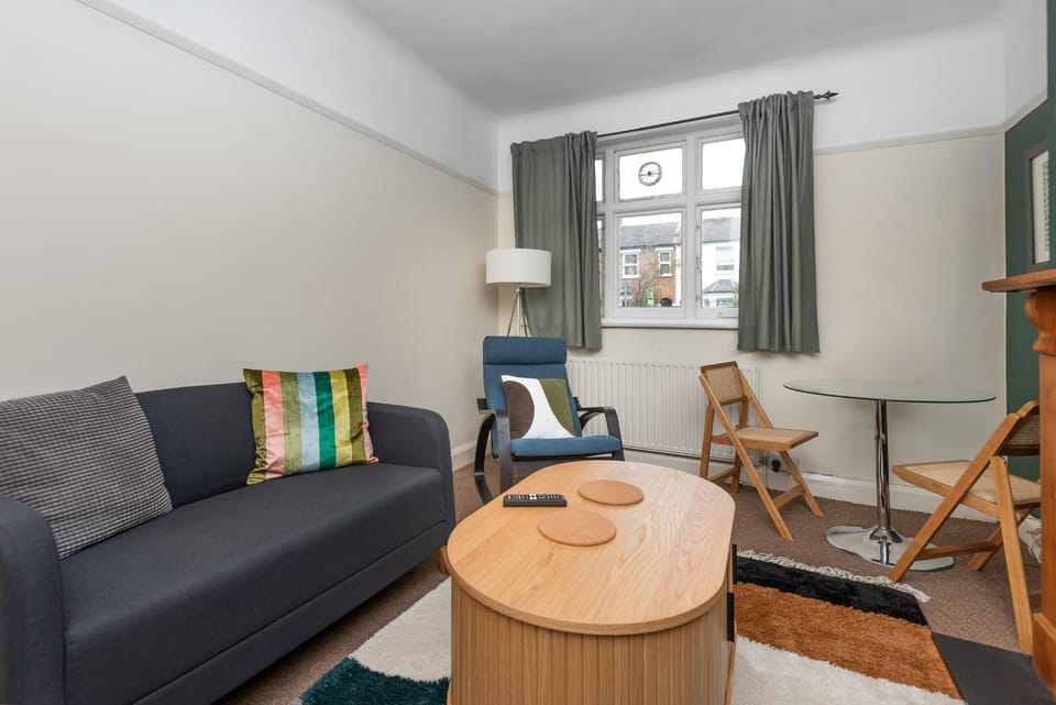 Spacious 2BDR with Dedicated Work Area Apartment in London