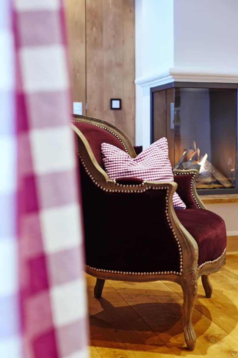 Seating area, fireplace