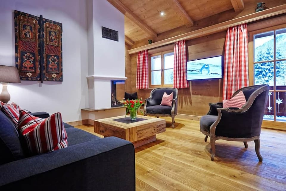TV and multimedia, Living room, Seating area, fireplace