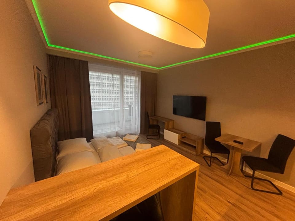 TV and multimedia, Living room, Seating area, Evening entertainment