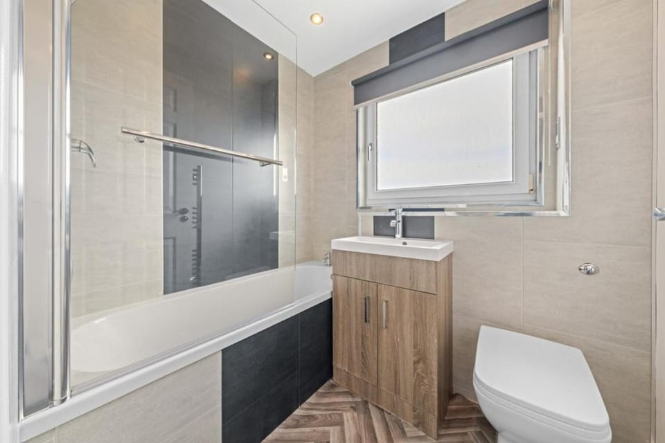 Large 5 Bedroom House Perfect For Group Stays - Free Parking - Near Glasgow - Perfect For Contractors Villa in Hamilton