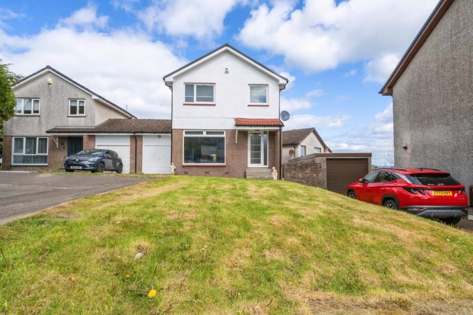 Large 5 Bedroom House Perfect For Group Stays - Free Parking - Near Glasgow - Perfect For Contractors Villa in Hamilton