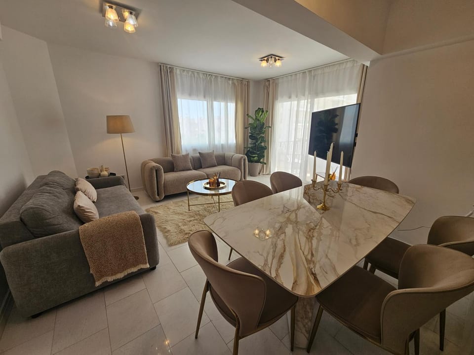 Communal lounge/ TV room, TV and multimedia, Living room, Seating area, Dining area, Evening entertainment