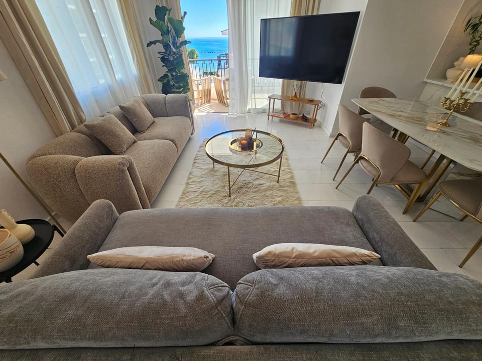 Communal lounge/ TV room, TV and multimedia, Living room, Seating area, Dining area, Evening entertainment, heating, air conditioner