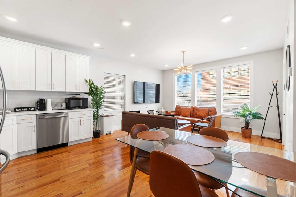TV and multimedia, Kitchen or kitchenette, Living room, Seating area, Dining area, dishwasher