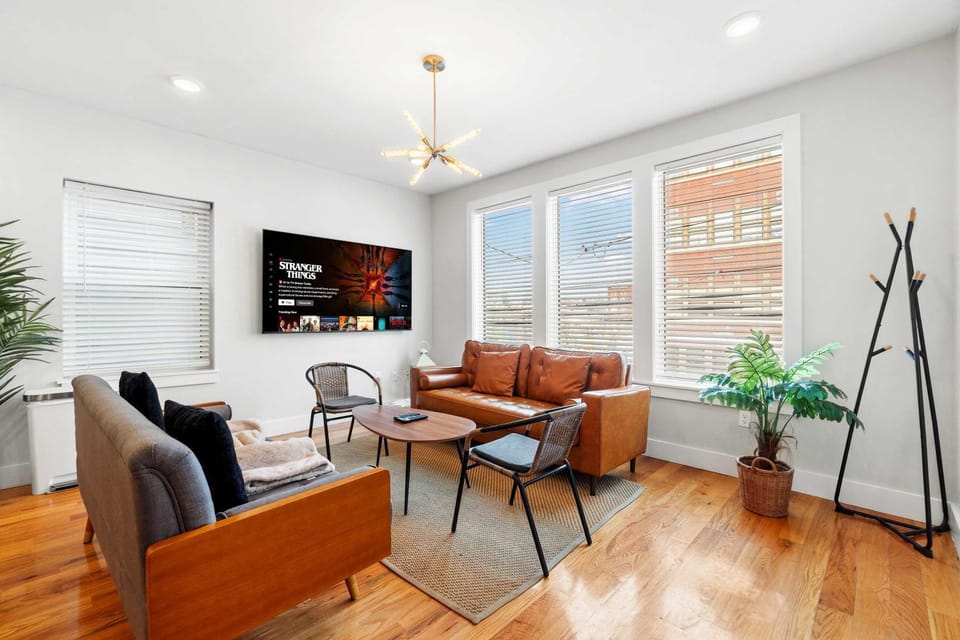TV and multimedia, Living room, Seating area, Evening entertainment