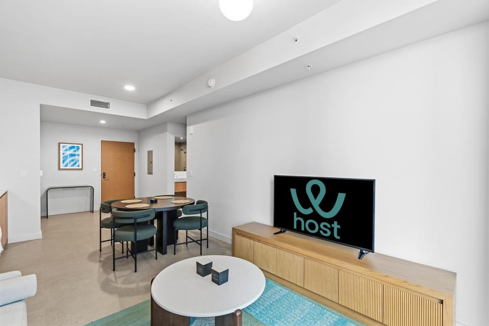 TV and multimedia, Living room, Seating area, Dining area