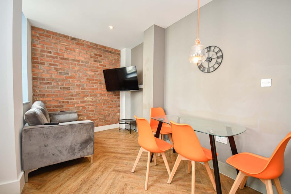 TV and multimedia, Living room, Seating area, Dining area