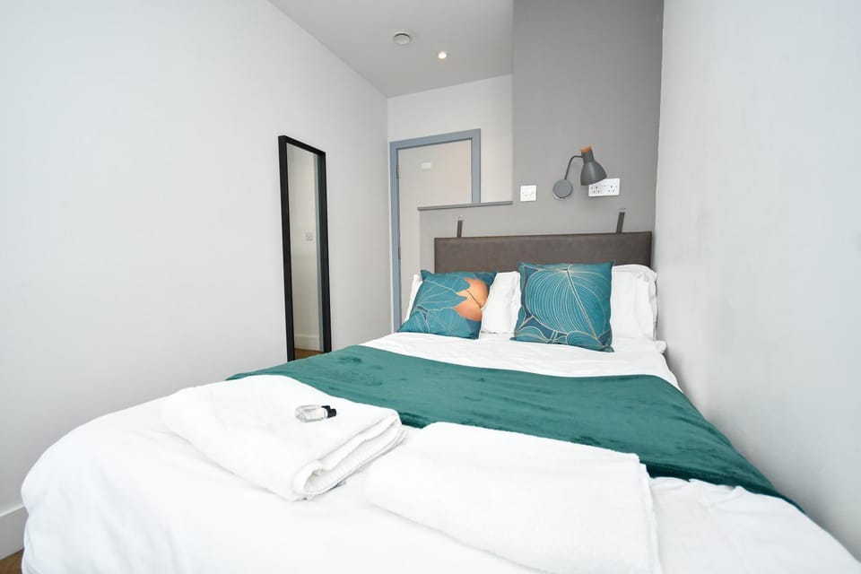Bed, Bedroom, towels
