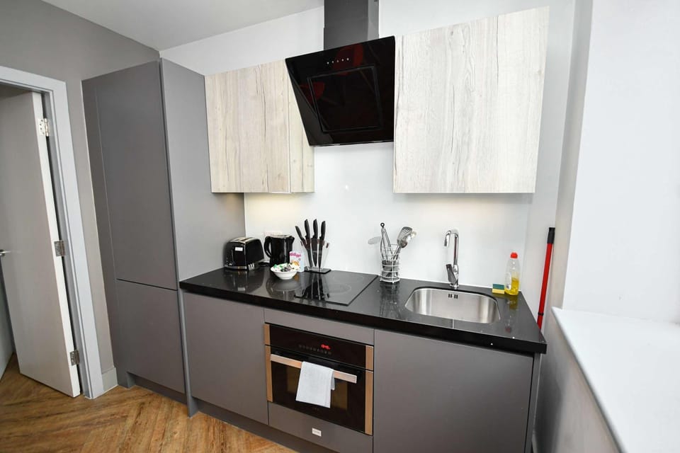 Coffee/tea facilities, Kitchen or kitchenette, oven, stove, toaster
