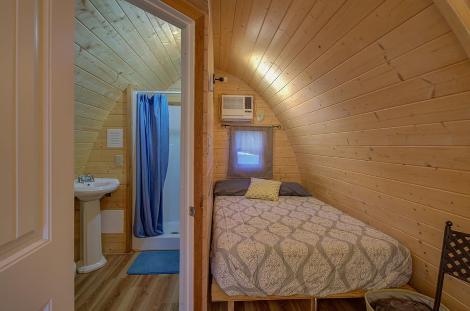 Bed, Bathroom