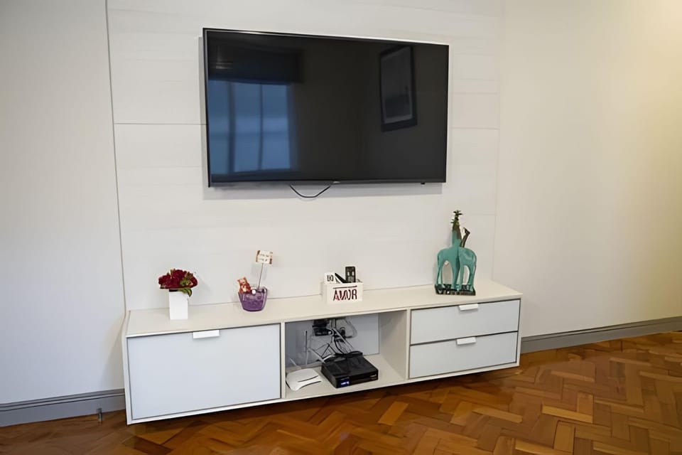 Scl206| Modern bedroom and living room in Botafogo Apartment in Santa Teresa