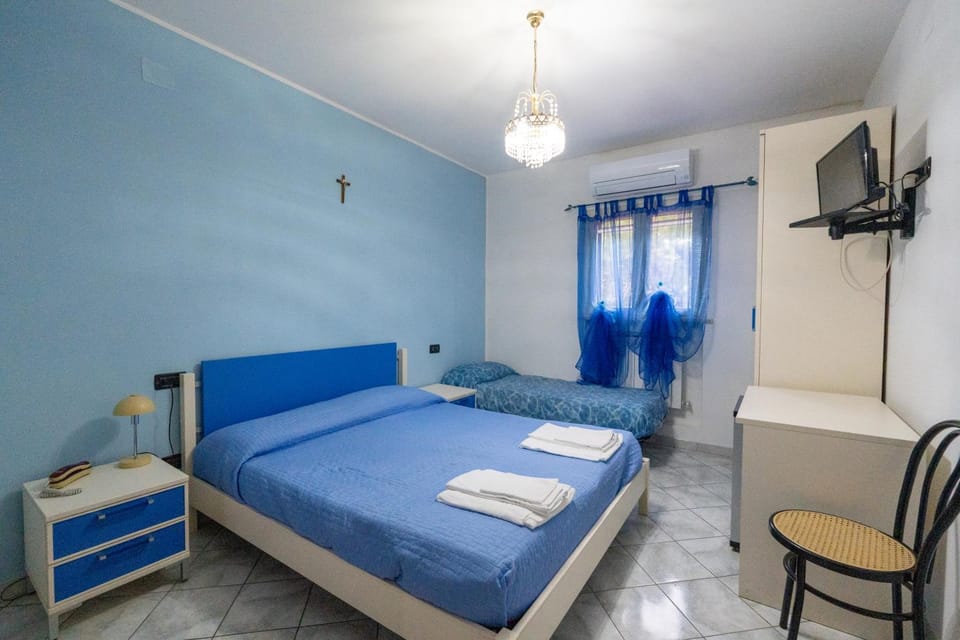 Bed, TV and multimedia, Photo of the whole room, Bedroom, towels