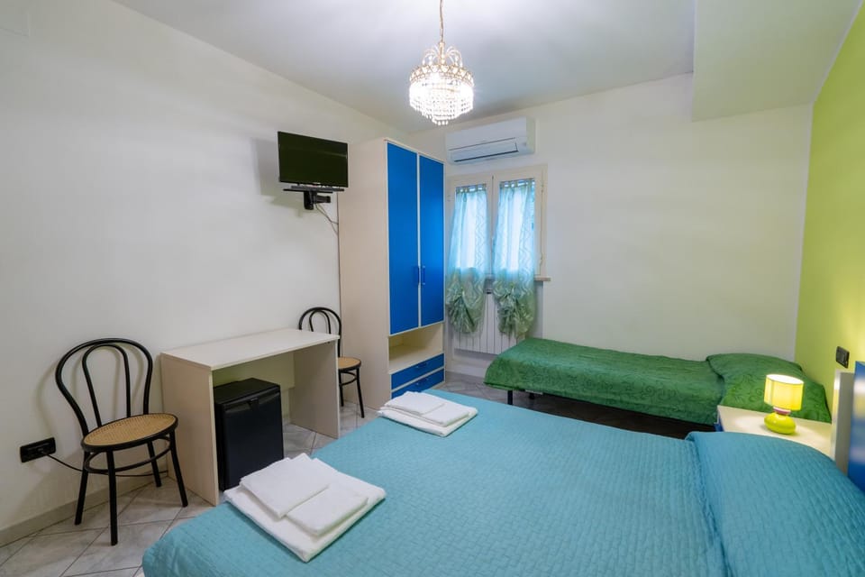 Bed, TV and multimedia, Photo of the whole room, Bedroom, towels, air conditioner