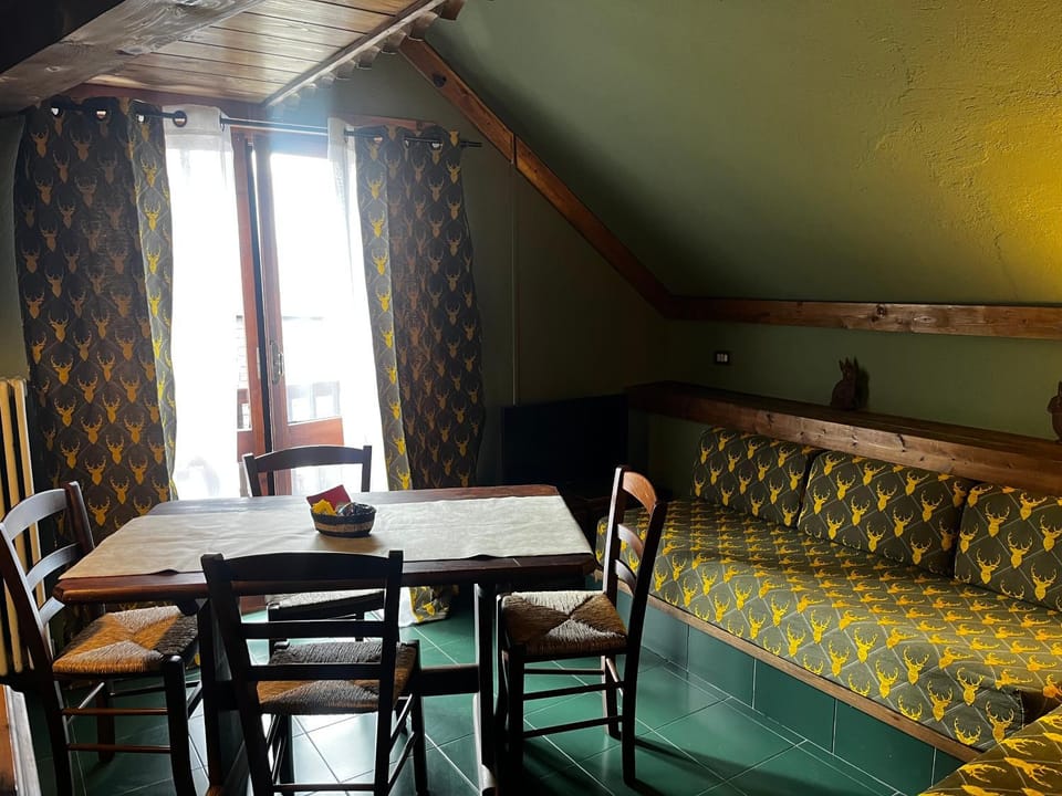 Seating area, Dining area