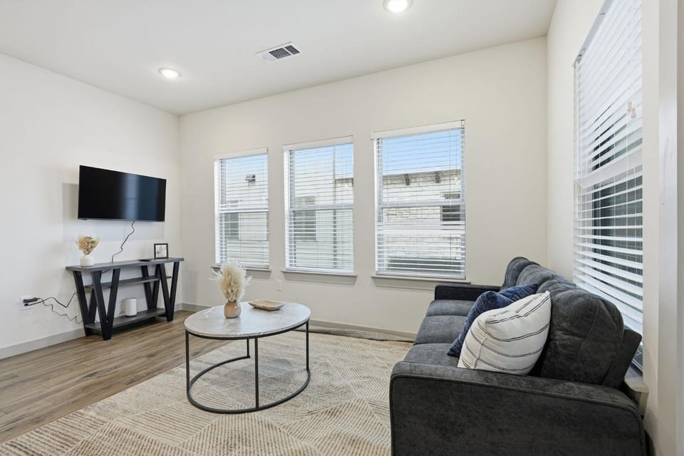 Chisholm Trace 327 Relaxing 2BD 2BA Apartment in Cleburne