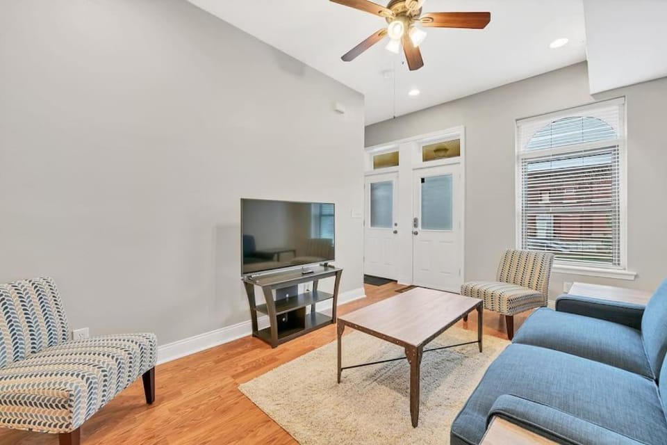 Entire building in The Grove Perfect for Groups Apartment in Saint Louis