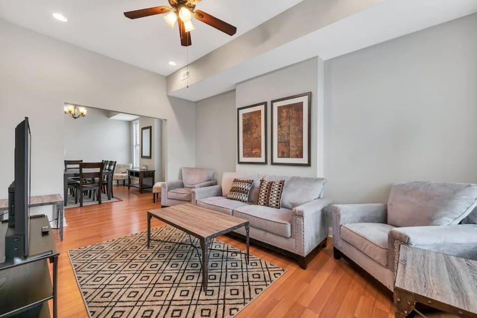 Entire building in The Grove Perfect for Groups Apartment in Saint Louis