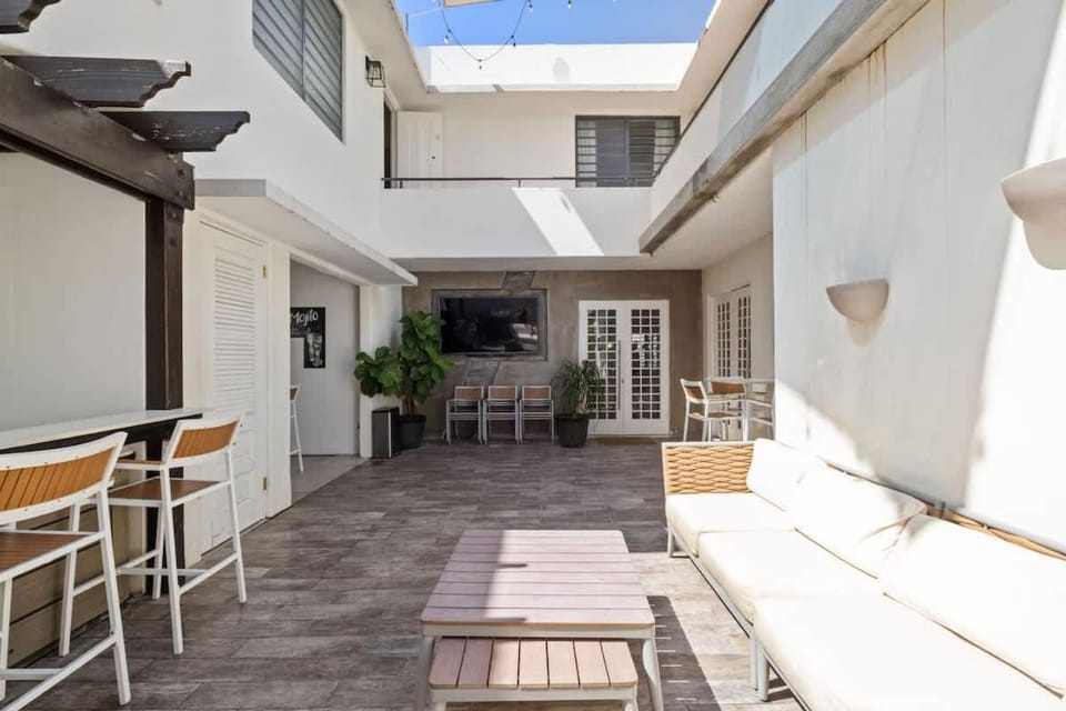 Property building, TV and multimedia, View (from property/room), Balcony/Terrace, Evening entertainment