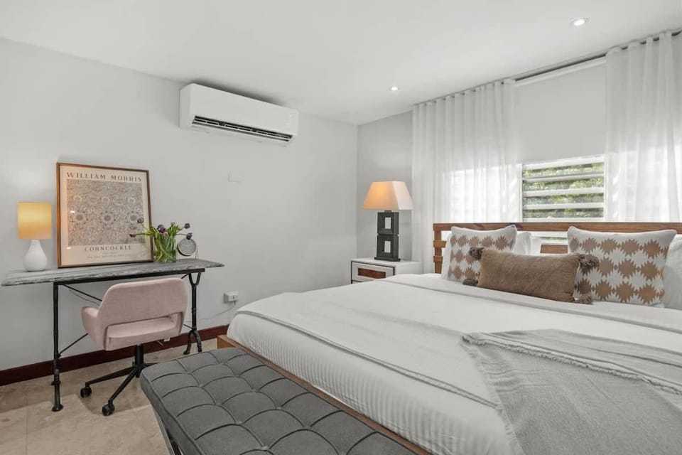 Bed, Living room, Photo of the whole room, Seating area, Bedroom, air conditioner