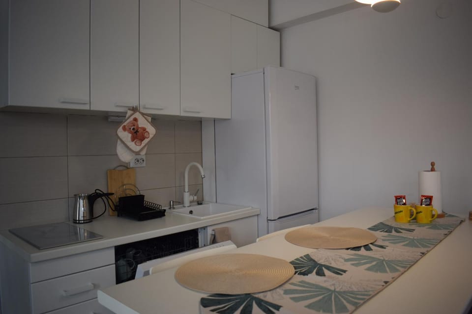 Kitchen or kitchenette, Dining area, oven