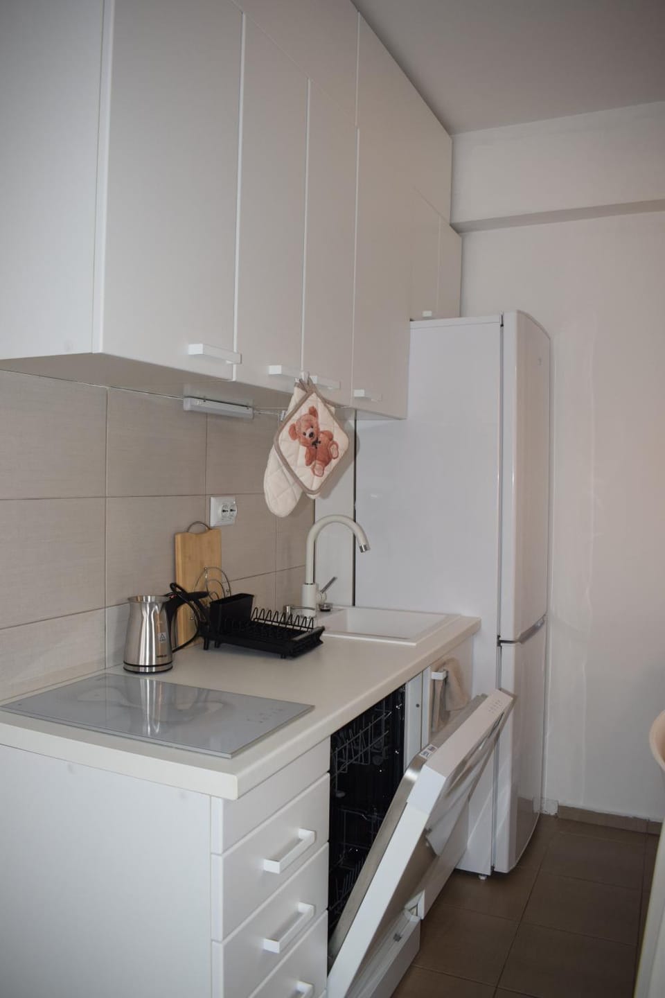 Coffee/tea facilities, Kitchen or kitchenette, dishwasher, oven, stove