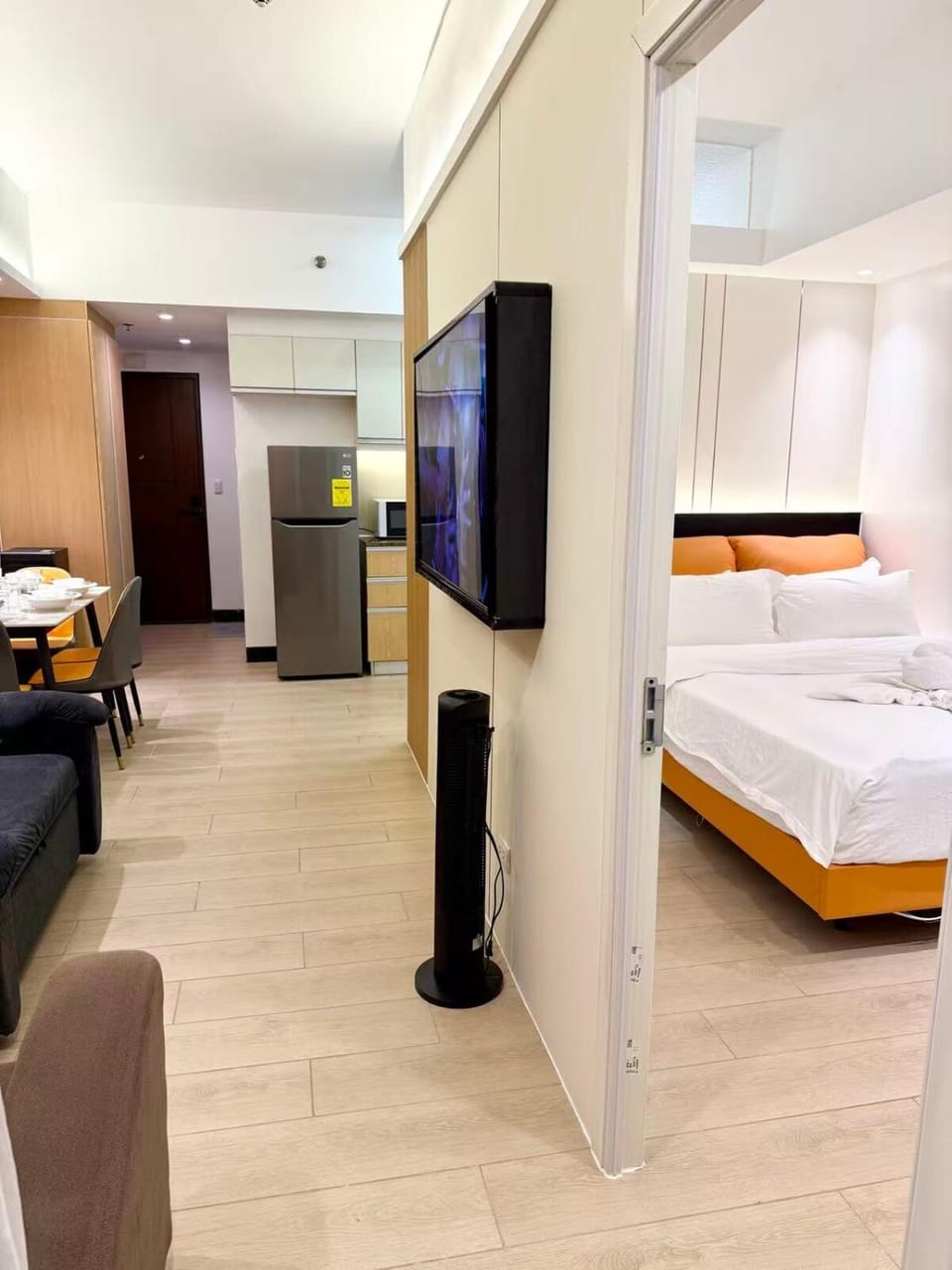 Venice Luxe Cozy 1 BedRoom, Pool, Netflix, Kitchen, Canal Mall Access Apartment in Makati