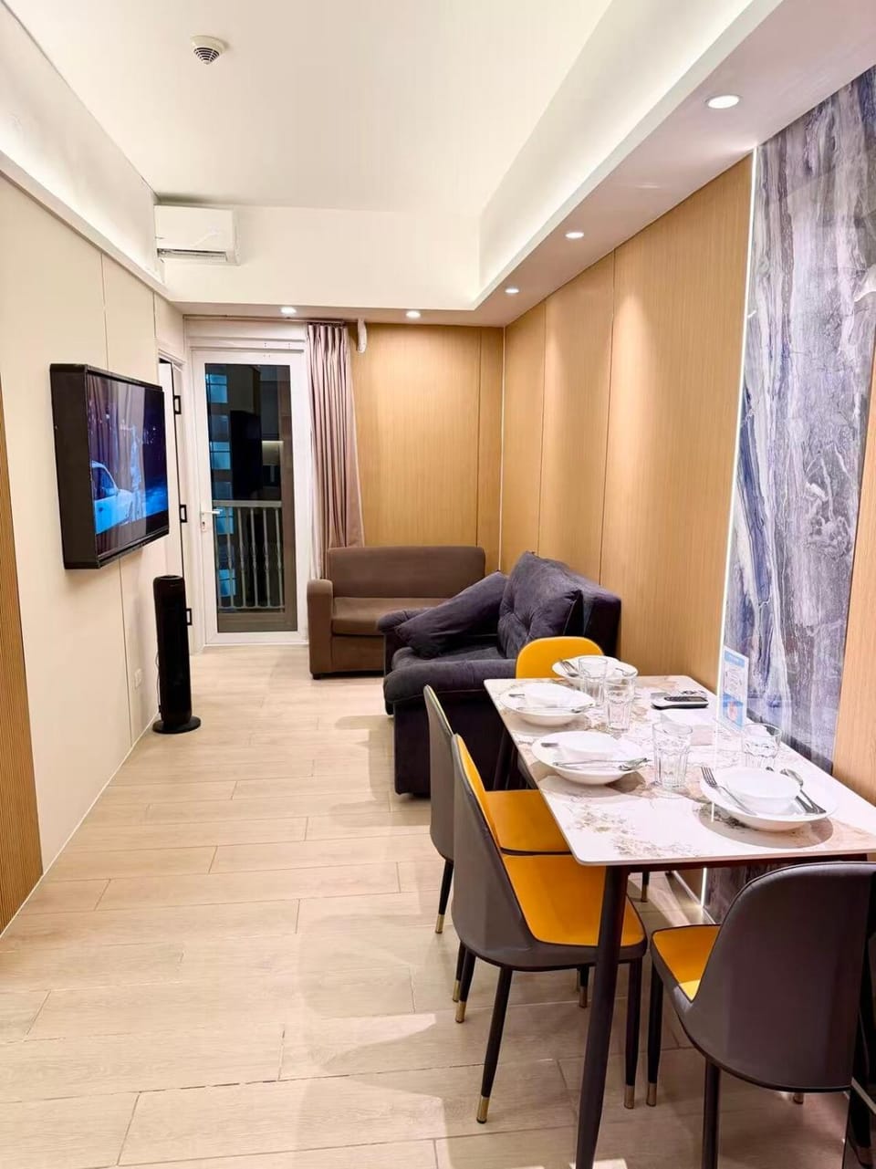 Venice Luxe Cozy 1 BedRoom, Pool, Netflix, Kitchen, Canal Mall Access Apartment in Makati
