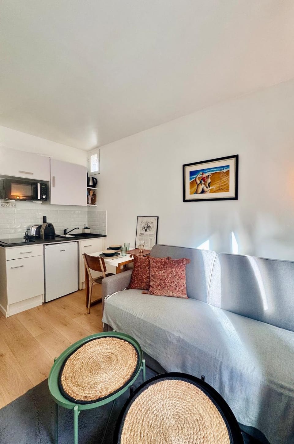 Kitchen or kitchenette, Living room, Seating area, Dining area, stove