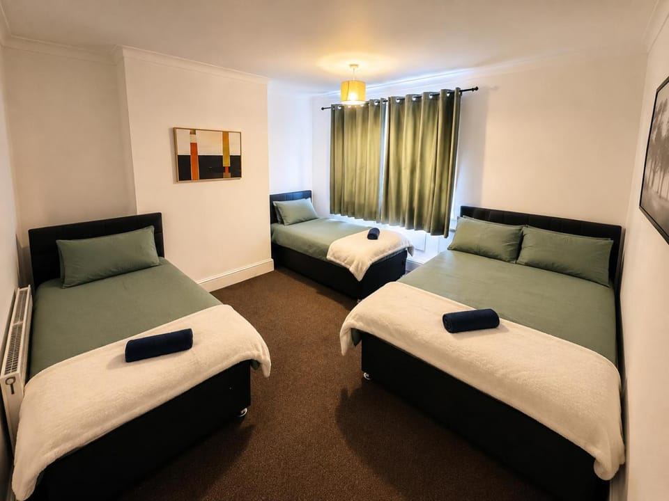 Bed, Bedroom, heating, towels