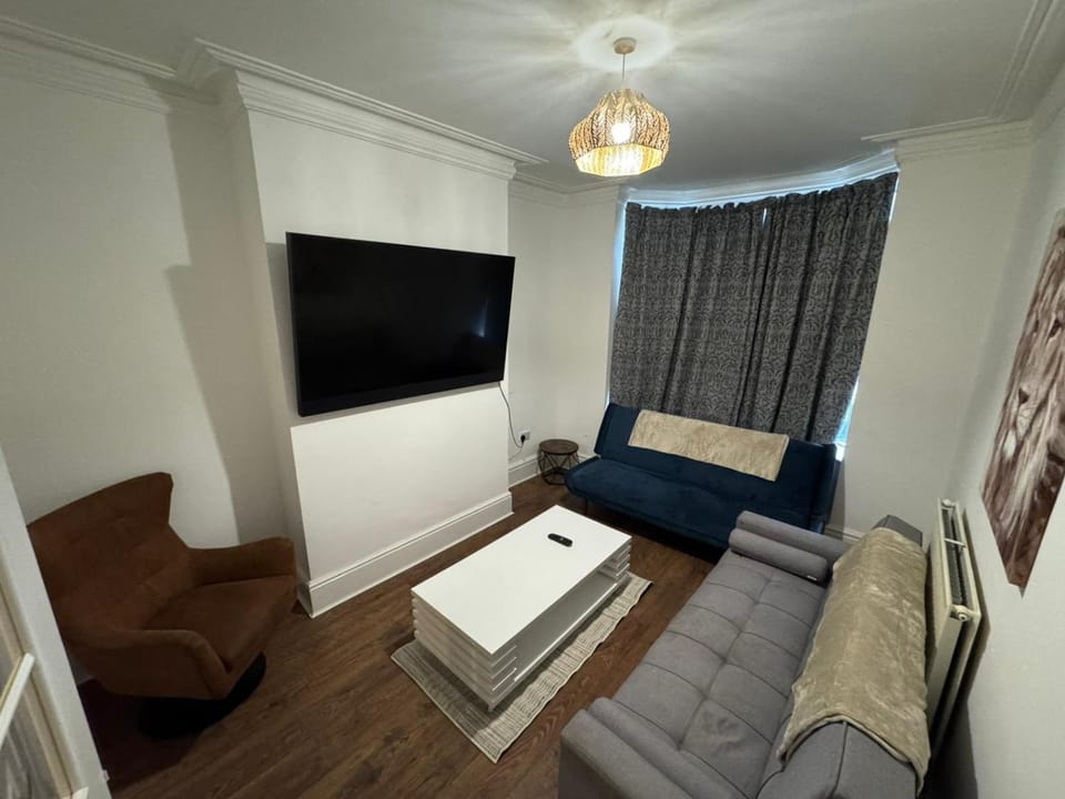 Communal lounge/ TV room, TV and multimedia, Living room, Seating area, Evening entertainment