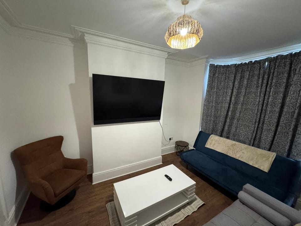 Communal lounge/ TV room, TV and multimedia, Living room, Seating area, Evening entertainment