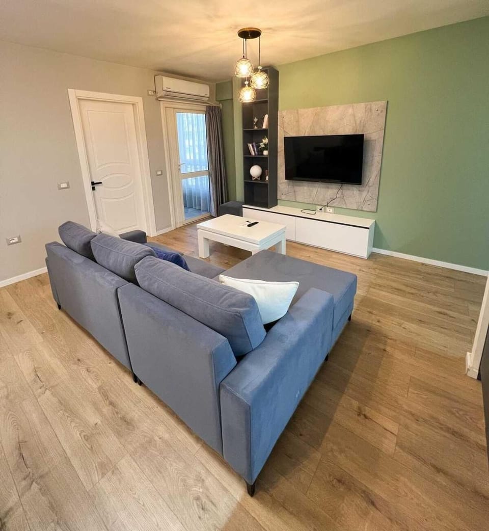 Communal lounge/ TV room, TV and multimedia, Living room, Seating area, Evening entertainment