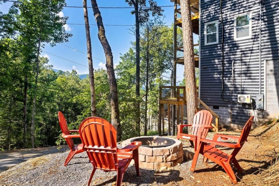 Property building, Patio, Spring, Day, Natural landscape, Garden, Dining area, Garden view