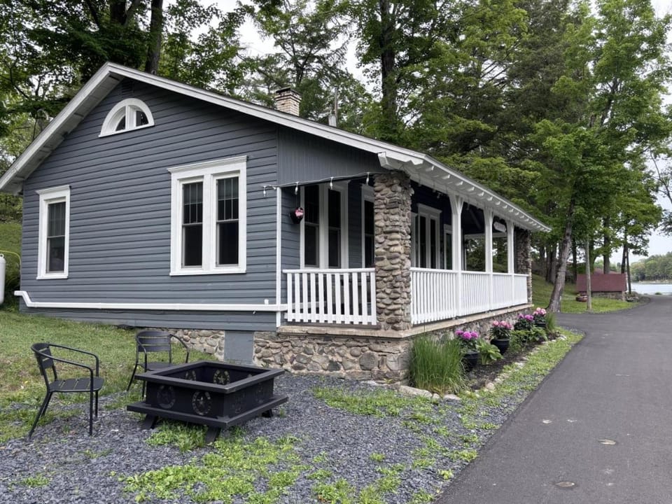 Lakefront Couples Retreat in the Poconos House in Saylorsburg